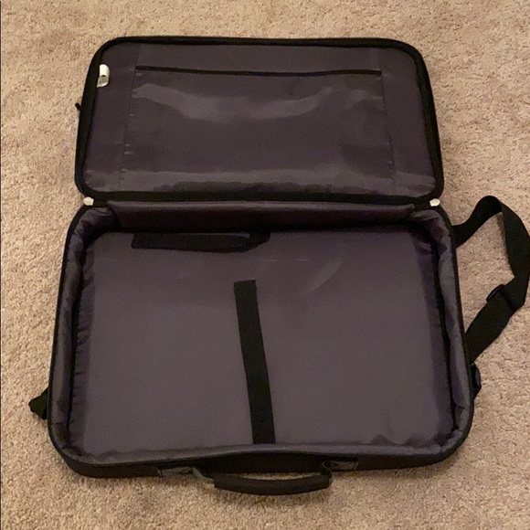 Laptop carrying case by case logic black in color - Picture 3 of 5